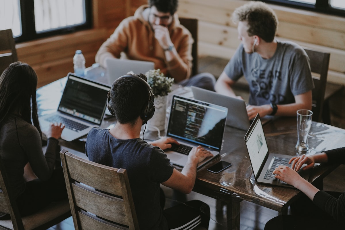 Time de marketing enxuto: como a IA está reduzindo equipes e aumentando resultado
